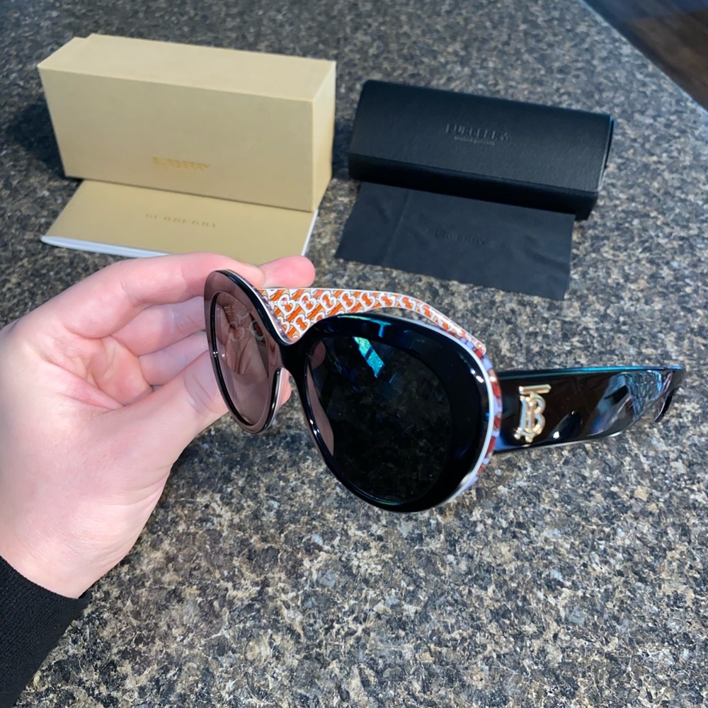 Burberry Sunglasses - Picture 4 of 7